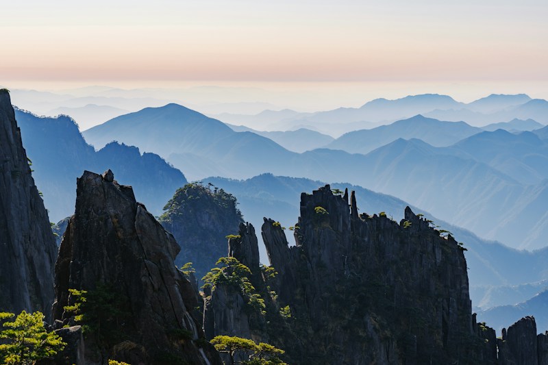 晨光中的黄山群峰，山峦层叠延伸至远方